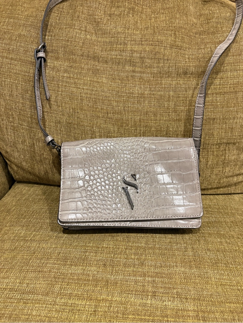 Simply Vera Vera Wang Leena Envelope
Crossbody Bag Gray Croc Embossed
